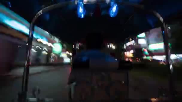 Timelapse de conducir tuktuk en la noche Bangkok, Tailandia — Vídeo de stock