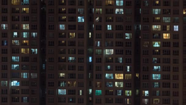 Timelapse van hoogbouw appartementenblok 's nachts — Stockvideo
