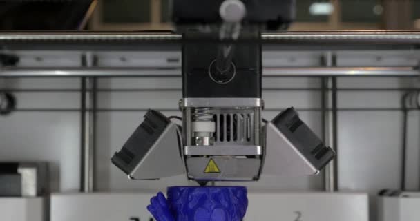 Vista de cerca del modelo de plástico de impresión en una impresora 3D en proceso . — Vídeos de Stock