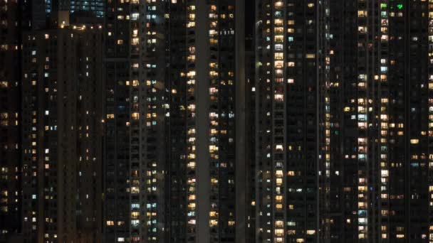 Timelapse de luzes de janela no bloco de apartamentos de arranha-céus à noite — Vídeo de Stock