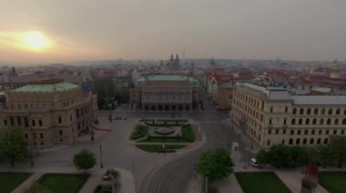 Jan Palach Meydanı ve Manes Köprüsü ile havadan Prag görünümü