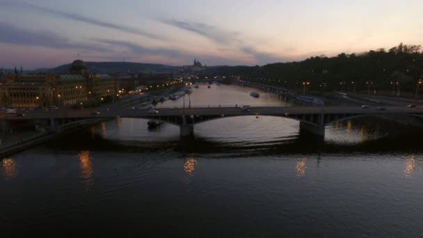 夜のプラハ、マーネス橋を空撮 — ストック動画