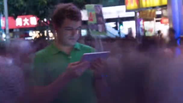 Ночью на многолюдной улице появился мужчина с тампоном — стоковое видео