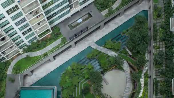 Съемка с воздуха ландшафтной зоны возле многоквартирных домов — стоковое видео