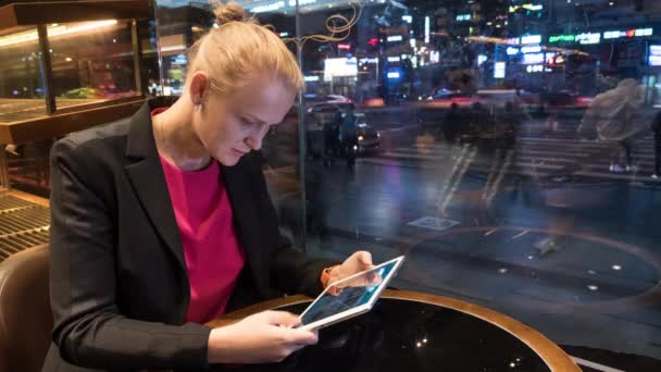 Femme utilisant pad dans café par fenêtre avec vue sur la ville — Video