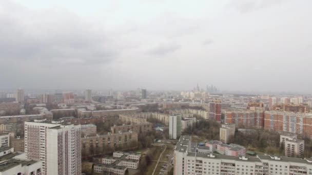 Flygfoto över ett distrikt av Moskva. Moskva state University och Moskva stad i fjärran. Urbana stadsbilden — Stockvideo