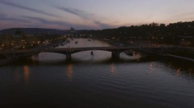 Prag Manes köprüden uçan, dusk içinde görüntülemek