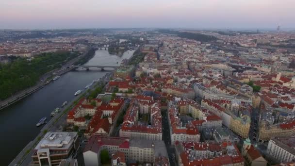 Luchtfoto van Praag en de Vltava rivier, Tsjechië — Stockvideo