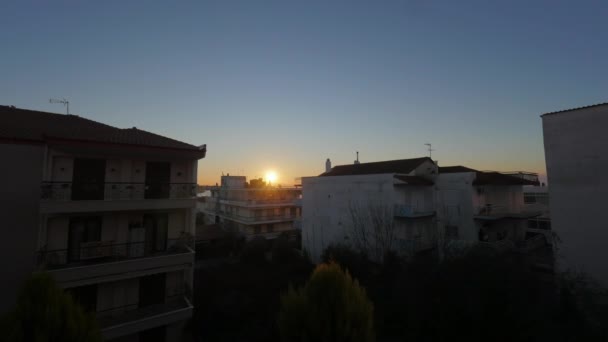 Timelapse de la salida del sol en la pequeña ciudad — Vídeos de Stock