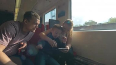 Veliler ve tren ile seyahat ve cep telefonu kullanarak çocuk