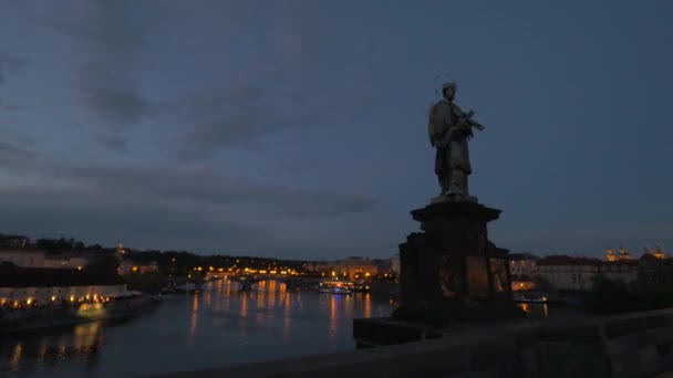 晚上走在布拉格查理大桥 — 图库视频影像