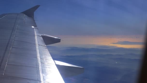 查看通过照明灯的飞行中的飞机 — 图库视频影像