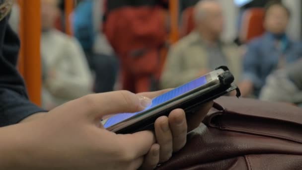 Navegar por Internet en el celular en tren subterráneo — Vídeos de Stock