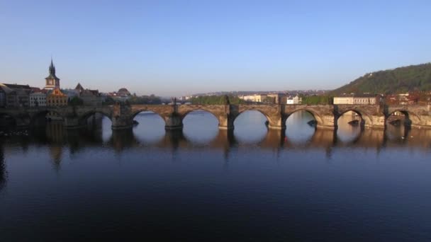 Charles Köprüsü hava atış Prag'da Vltava Nehri üzerinde — Stok video