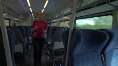 Tren koltuğuna alarak kadın