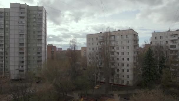 Luchtfoto van multistorey huizen en werf in Moskou — Stockvideo
