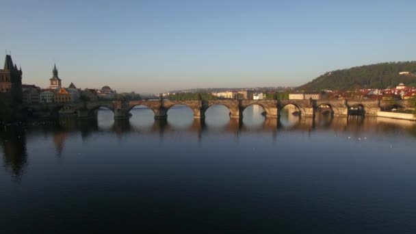 Letecký pohled na řeku Vltavu v Praze, Česká republika — Stock video