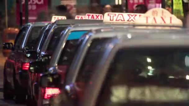 Timelapse de carros de táxi à espera de clientes à noite Hong Kong — Vídeo de Stock