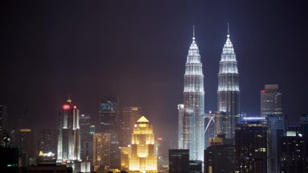 Timelapse de la noche Kuala Lumpur con rascacielos iluminados — Vídeos de Stock