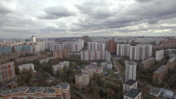 Вид с воздуха на один из районов Москвы, облачная погода. Городской пейзаж из квадрокоптера — стоковое видео