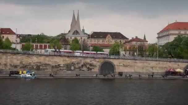 プラハを流れるヴルタヴァ川の移動のタイムラプス — ストック動画