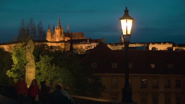 Puente de Carlos abarrotado por la noche, Praga — Vídeo de stock