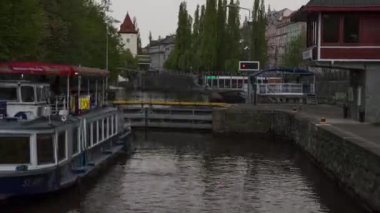 Prague, Çek Cumhuriyeti sluicing üzerinde turistik gemi Timelapse