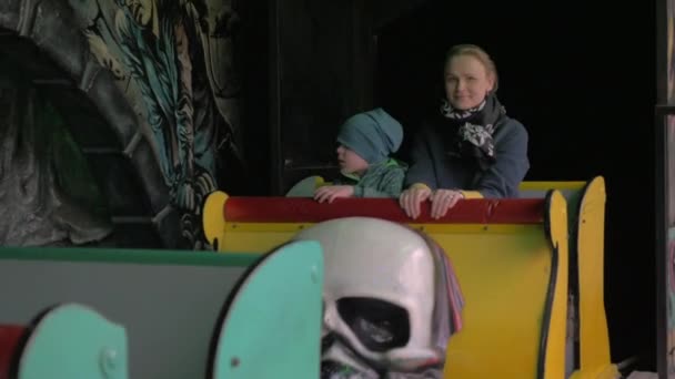 Matka a syn jezdit dítě labyrint v zábavním parku — Stock video