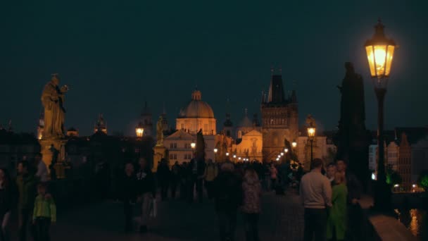 Νυχτερινή θέα από τη γέφυρα του Καρόλου και την παλιά πόλη της Πράγας — Αρχείο Βίντεο