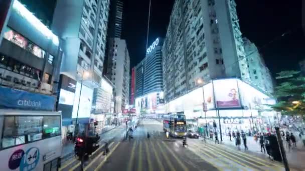 Çift katlı tramvay ile gece Hong Kong seyahat Timelapse — Stok video