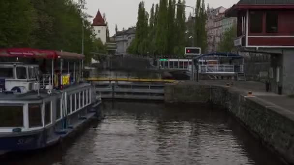 Timelapse van toeristische schip op de rivier in Praag, Tsjechië — Stockvideo