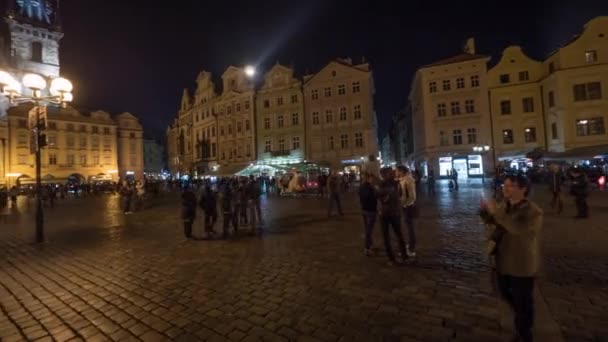 Timelapse av människor vid gamla stadens torg i natt Prag — Stockvideo