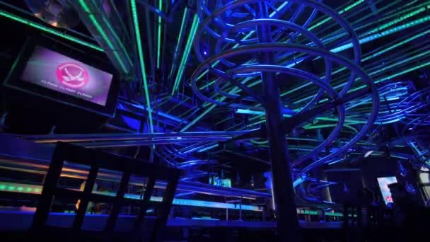 Vista del interior del restaurante con iluminación de diferentes colores — Vídeos de Stock