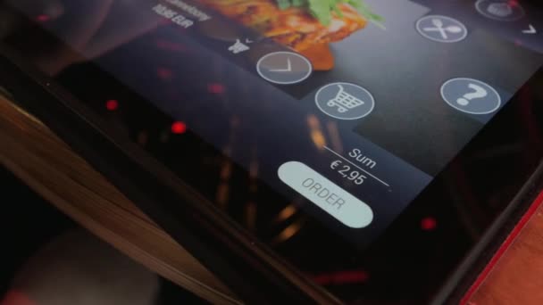Kvinna beställer en måltid via appen i tablet. — Stockvideo