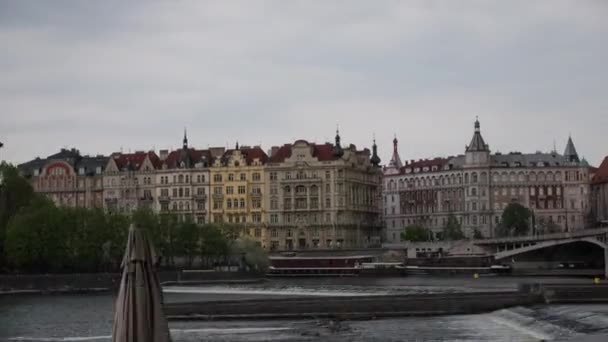 Съемка хронометража города из реки. Мбаппе, Чехия — стоковое видео