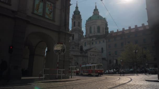 Straßenbahn in der Altstadt von Prag, Tschechische Republik — Stockvideo