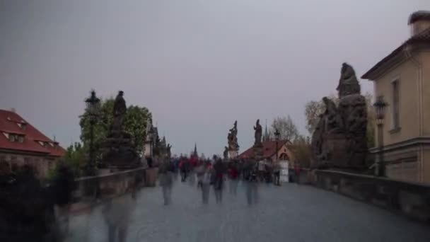 Hyperlapse des Gehens auf der Karlsbrücke mit Menschenmenge, Prag — Stockvideo