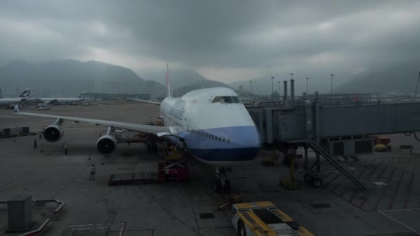 Prazo de carregamento da carga no avião. Aeroporto de Hong Kong — Vídeo de Stock