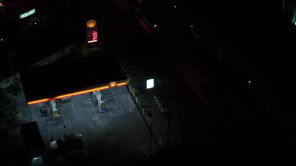Timelapse automobilů tankování u benzinové pumpy Shell v Bangkoku — Stock video