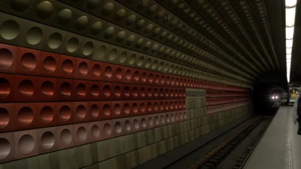 Train arrivant à la station Staromestska dans le métro de Prague — Video