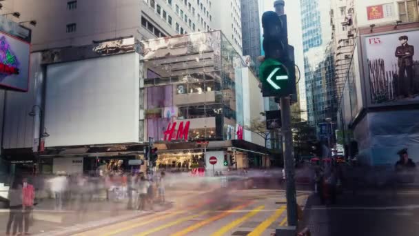 Timelapse de peatones cruzando la carretera a la luz verde — Vídeo de stock