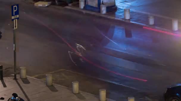 Timelapse από αυτοκίνητα ταξί οδήγηση σε χώρο στάθμευσης στην πόλη της νύχτας — Αρχείο Βίντεο