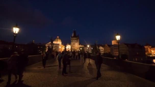 Hiperlapso de caminar a través del Puente de Carlos por la noche, Praga — Vídeos de Stock