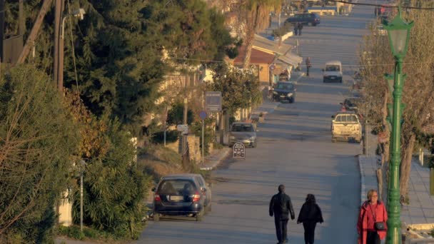 Pequena rua com poucos carros e pessoas, Grécia — Vídeo de Stock