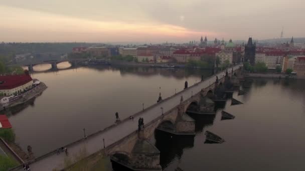 Карлов мост и вид на Прагу, воздушный кадр — стоковое видео