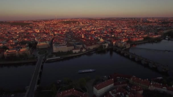 Panorama Pragi i Vltava rzeka, widok z lotu ptaka — Wideo stockowe