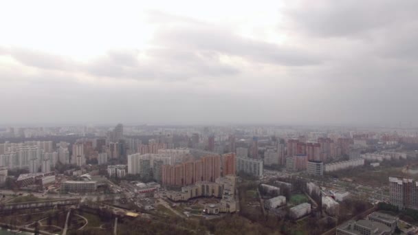 Vista aérea panorâmica de um dos distritos de Moscou com tráfego rodoviário, tempo nublado. Paisagem urbana — Vídeo de Stock