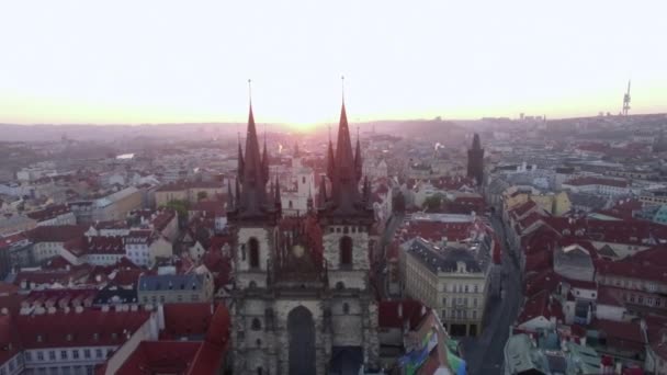 Старый город Праги с готической церковью, вид с воздуха — стоковое видео