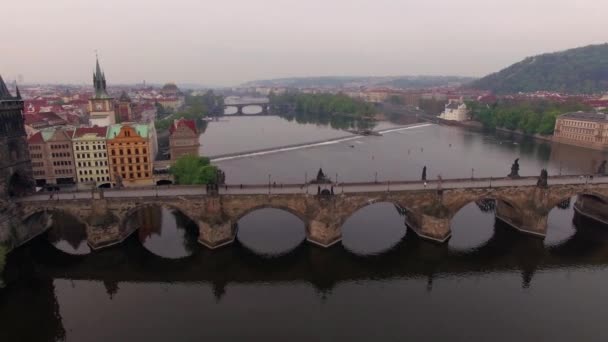 Letecký snímek starověké Karlova mostu v Praze — Stock video