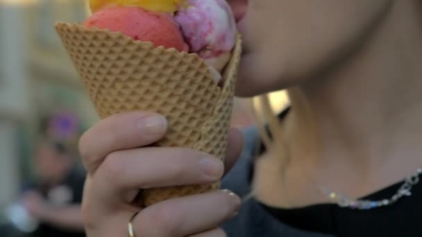 Mujer comiendo helado en cono de gofre — Vídeo de stock